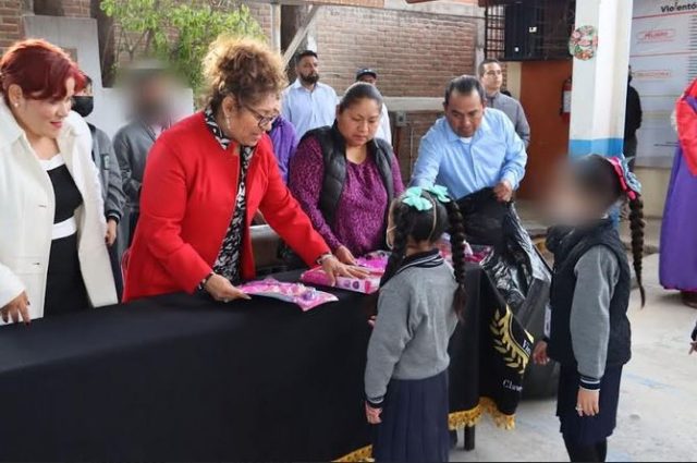 Presidenta del DIF Cuautlancingo lleva sonrisas a los niños de la Escuela Vicente Guerrero