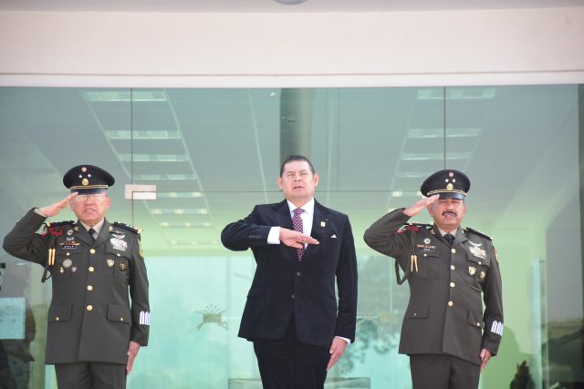 Preside Armenta toma de protesta del general Santos Gerardo como nuevo comandante de la 25 Zona Militar