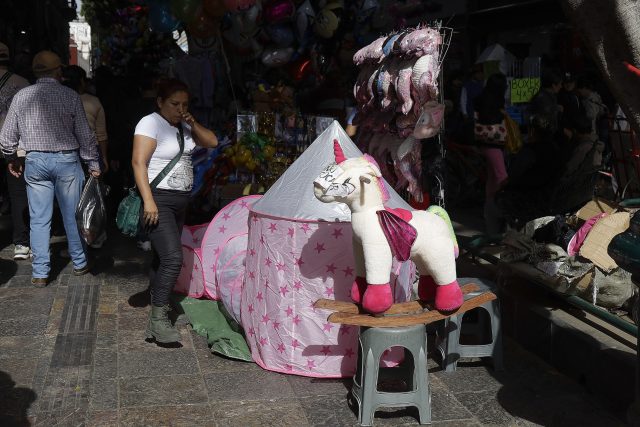 Segom retira a 14 vendedores ambulantes por invadir Facultad de Medicina de la BUAP