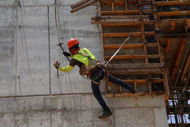 Tras aumento al salario mínimo, implementan subsidios fiscales para quienes ganan menos de 10 mil pesos al mes