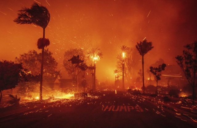 Avanzan contra incendios en Los Ángeles, suman 27 muertos y 95 mil kilómetros de acres quemados