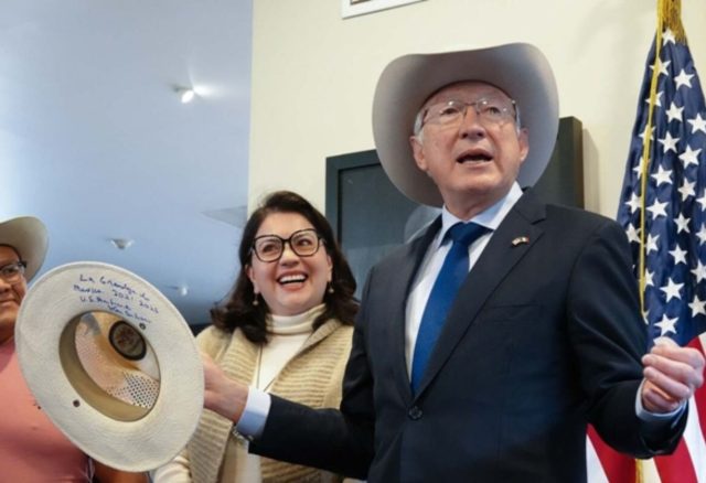 Ken Salazar regala sombreros y reconoce trabajo de Sheinbaum en último día como embajador