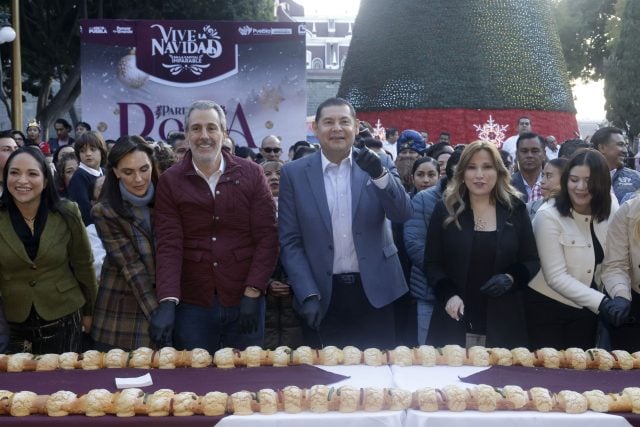 Alejandro Armenta y Pepe Chedraui cortan Rosca de Reyes ante 10 mil personas en el Zócalo