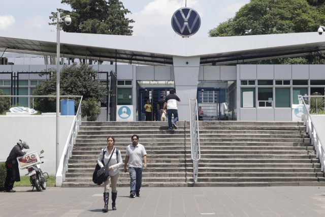 Escasez de componentes fuerza paro productivo en sector crucial de Planta Volkswagen Puebla