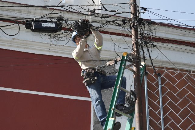 Gobierno de Puebla avanza con el retiro de cableado en desuso para mejorar la imagen urbana