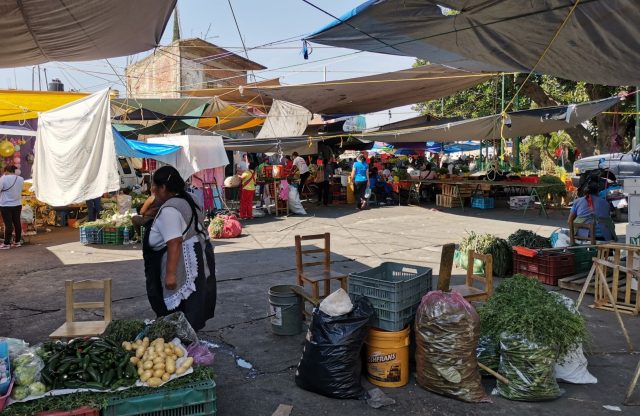 Denuncian a falsos supervisores en mercados y tianguis en Atlixco tras cobros ilegales