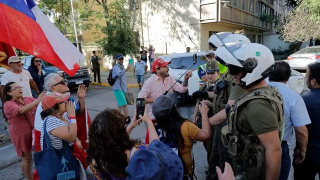 Funa a Longueira y gorros de MAGA: Team Patriota boicoteó el homenaje a Piñera organizado por Chile Vamos