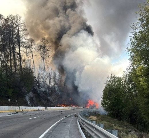 Choque de pipa de gas en la México-Puebla ocasiona seis pérdidas humanas e incendio forestal