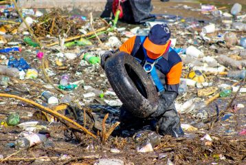 Trabajador de saneamiento de cuerpos de agua