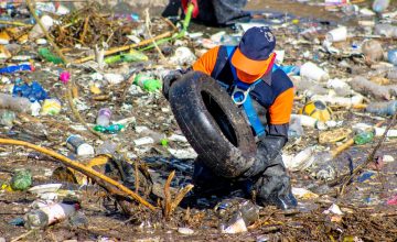 Trabajador de saneamiento de cuerpos de agua