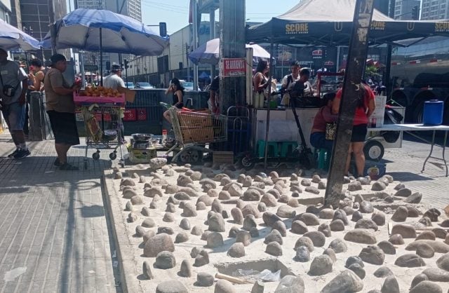 ¿Una solución fallida?: Ambulantes se instalan a pesar de arquitectura hostil en las calles de Estación Central