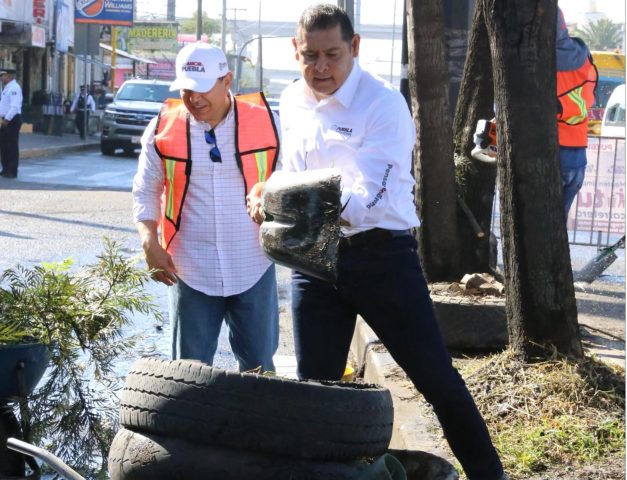 Alejandro Armenta encabeza cuarta faena de limpieza en la federal Puebla-Tlaxcala