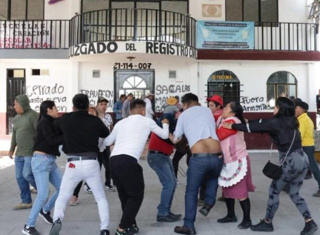 Inconformes con resultados de plebiscitos en La Resurrección toman presidencia auxiliar