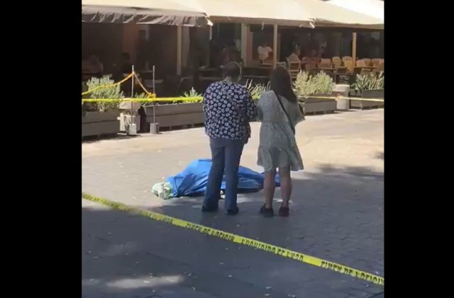 Sorprende muerte súbita a un extranjero en la tercera edad durante paseo en el Zócalo de Puebla