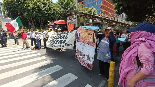 Cholultecas exigen en CDMX cierre definitivo del basurero en Calpan 