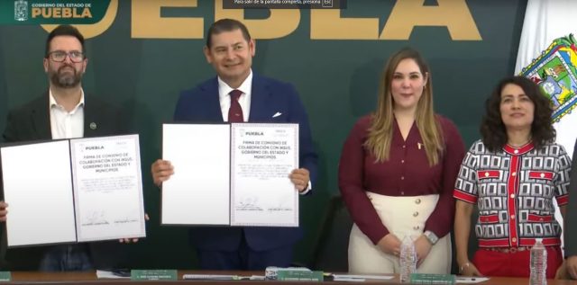 Entrega gobierno de Puebla cuatro títulos de propiedad; se aspira a regularizar 20 mil escrituras