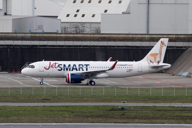 No la dejaron subir al avión: Jetsmart deberá pagar millonaria indemnización a ciudadana venezolana por discriminación