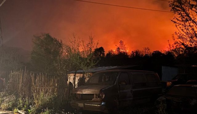 Evacuan a 30 personas de sus viviendas en Chiconcuautla por incendio forestal