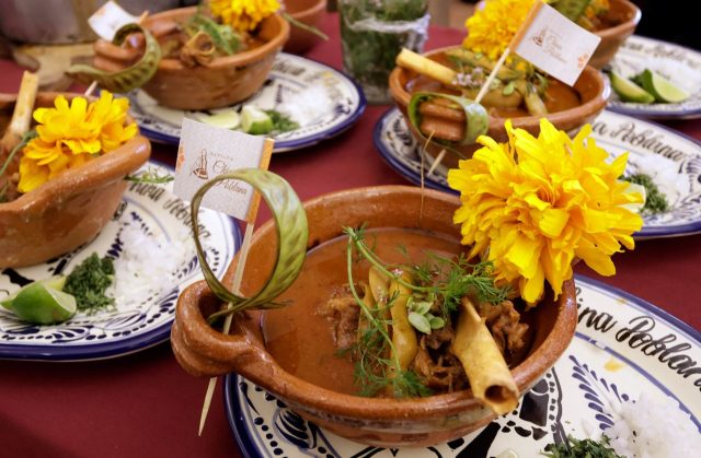 Indiferencia gastronómica de generaciones jóvenes atenta contra la cocina tradicional de Puebla