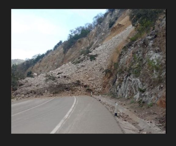 Desgajamiento de cerro sepulta tramo de la Cuacnopalan-Oaxaca; circulación permanece suspendida