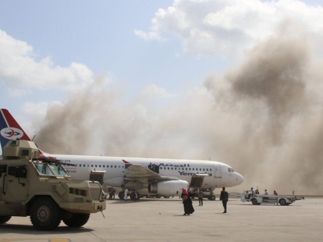 EE.UU. bombardea aeropuerto internacional en Yemen en medio de escalada de tensiones