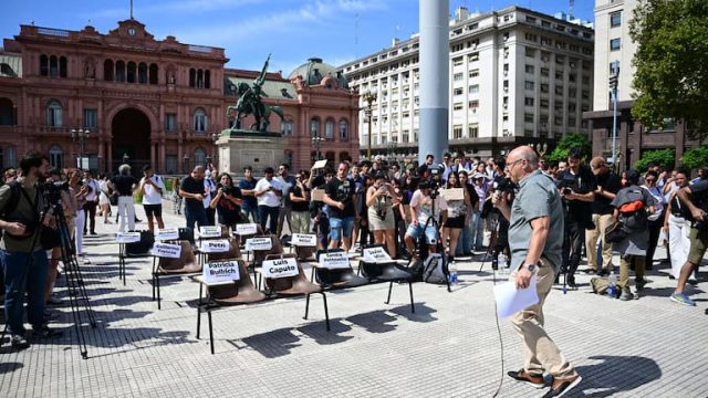 Clases magistrales frente a Casa Rosada: docentes denuncian crisis de la educación pública en Argentina