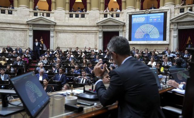 Congreso de Argentina aprueba que Milei asuma nueva deuda con el FMI en medio de intensos debates y protestas