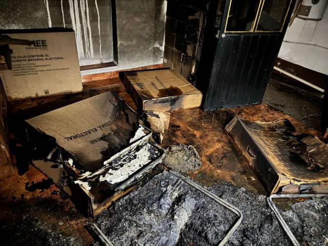 A un día de las elecciones extraordinarias, sujetos provocan incendio en el Consejo Electoral de Chignahuapan