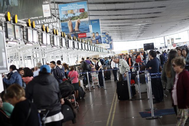 ¡Chile rompe récord! Más de 2,1 millones de turistas llegaron este verano: boom de argentinos y alza histórica de chinos