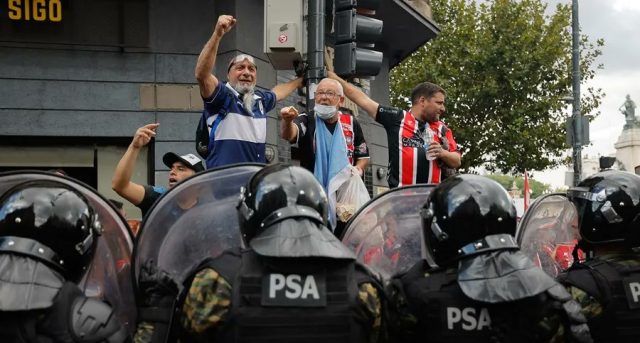 Nueva marcha de jubilados y sindicatos contra las medidas de ajuste de Milei en Argentina