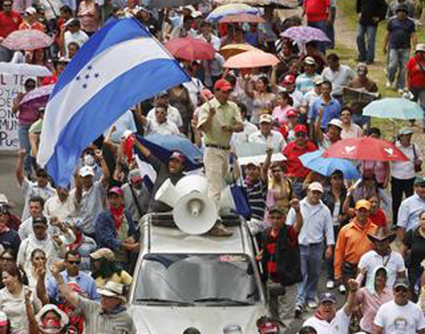 Hondureños Llegan A Tegucigalpa Para Unirse A La Gran Marcha A Favor De Zelaya 1965